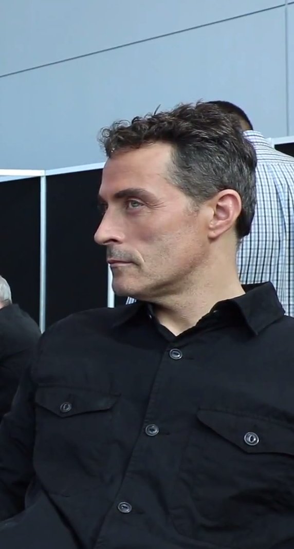 yunlai76's tweet photo. I have finish words to describe this man and his beautiful eyes 😍#RufusSewell #Handsomeman #NYCC17 https://t.co/bsa499YbzA