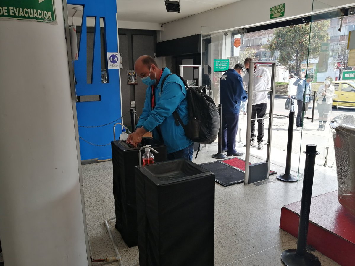 Fecoljuegos's tweet photo. Seguimos trabajando por la apertura de #CasinosBioseguros y #BingosBioseguros en Bogotá.Hoy recibimos en Bingo Verano la primera visita que realiza @SectorSalud, @DesEconomicoBog y @GobiernoBTA para conocer los protocolos de bioseguridad implementados en nuestros establecimientos https://t.co/ud4CaMtSMW