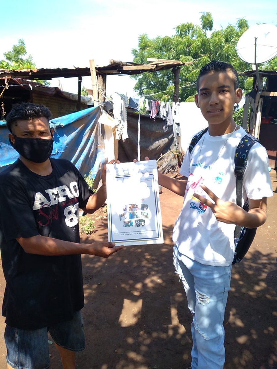 JS_Mateare's tweet photo. #OrgulloPatrio Juventud Sandinista 19 de Julio #Mateare siguiendo con la restitución de derechos al pueblo nicaragüense hace entrega de títulos de propiedad a pobladores del barrio Lidia Saavedra.
#ManaguaSandinista
#AquíHayJS
#GranPuebloGrandesVictorias https://t.co/BEuhfY3PuM