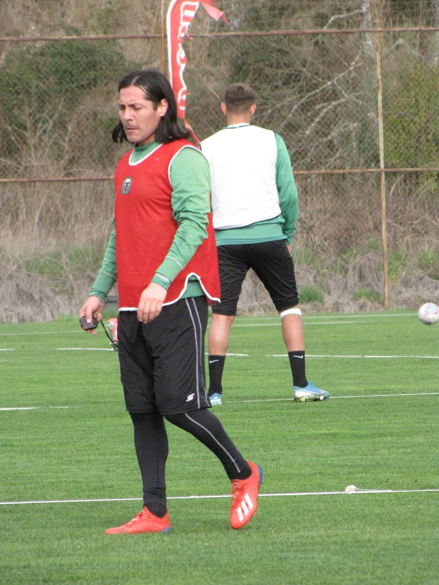 Hugo Droguett apurando la recuperación con trabajo en cancha 💪🟢

#VamosPije #DeportesTemuco