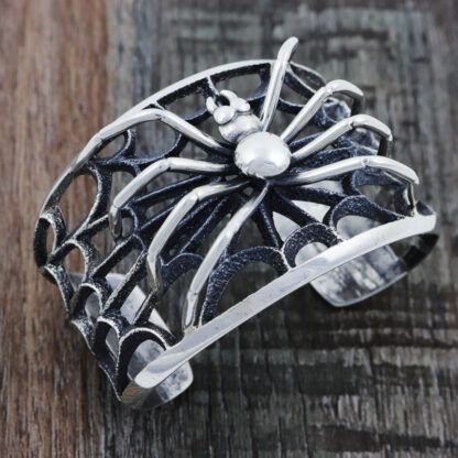 wrightsgallery's tweet image. Monty Claw is a much-awarded artist in fine beadwork, painting, and jewelry, as well. And, he is largely self-taught! buff.ly/35n1zRN #forale #supportnative