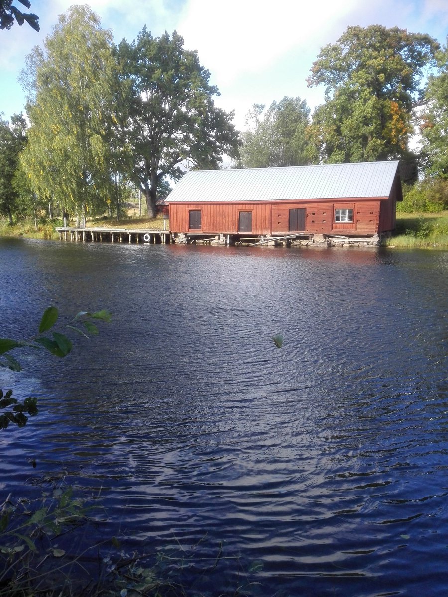 kristallnaach's tweet photo. ...und dann haben wir noch “unsere alte #Stuga“ vom #Elchenländle18 am Steg gegenüber besucht..
#Borgvik's #Landsbron
#Grums #Grumskommun
#Schweden 🇸🇪 #Elchenländle20 https://t.co/MtcRADuEGt