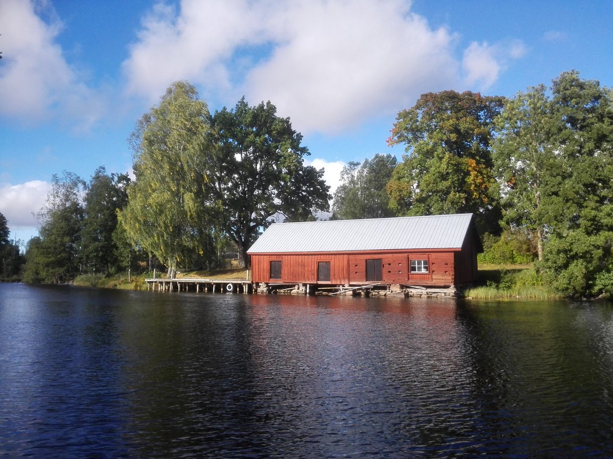 kristallnaach's tweet photo. ...und dann haben wir noch “unsere alte #Stuga“ vom #Elchenländle18 am Steg gegenüber besucht..
#Borgvik's #Landsbron
#Grums #Grumskommun
#Schweden 🇸🇪 #Elchenländle20 https://t.co/MtcRADuEGt