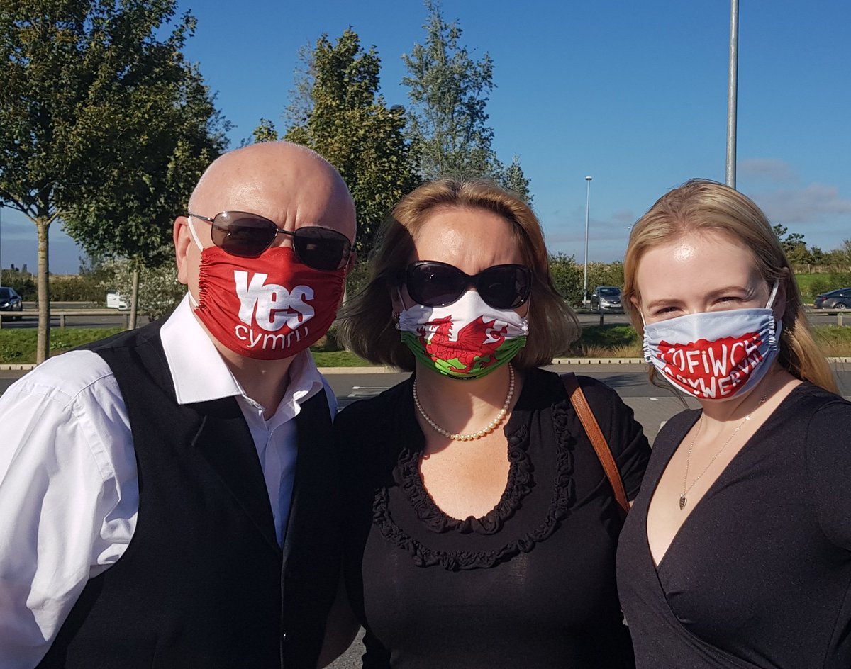 AshleyJDrake's tweet photo. Teulu Cymreig balch
When you arrive at Gloucester Services on the M5 in 🏴󠁧󠁢󠁥󠁮󠁧󠁿, mask-up then realise you're all 'on message'. #Ymlaen #IndyWales @YesCymru 🏴󠁧󠁢󠁷󠁬󠁳󠁿 #CofiwchDryweryn 
#MaskUpWales https://t.co/rEZBFvhwhB