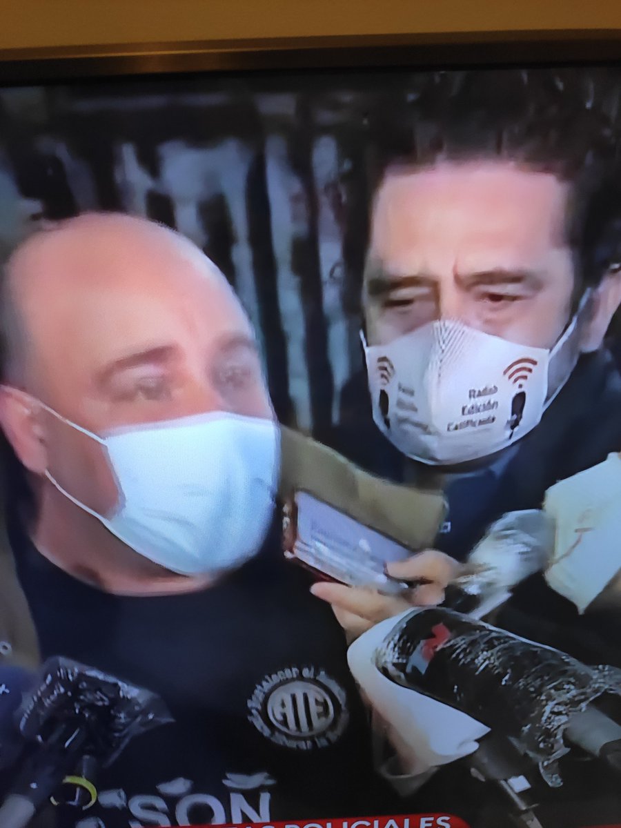 chrisconH's tweet photo. Nadie lo vió... Benicio del todo se colo camuflado en la protesta se la bonaerense !! https://t.co/kRKJzvOCMs