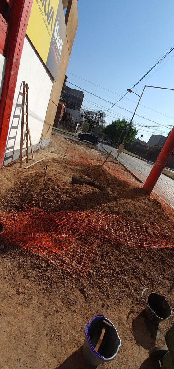 Hoy se comenzó a llenar las bases donde irán las nuevas torres de iluminación en calle Pellegrini.

📸: <a href="/cirujagalina/">Daniel Galina</a>.