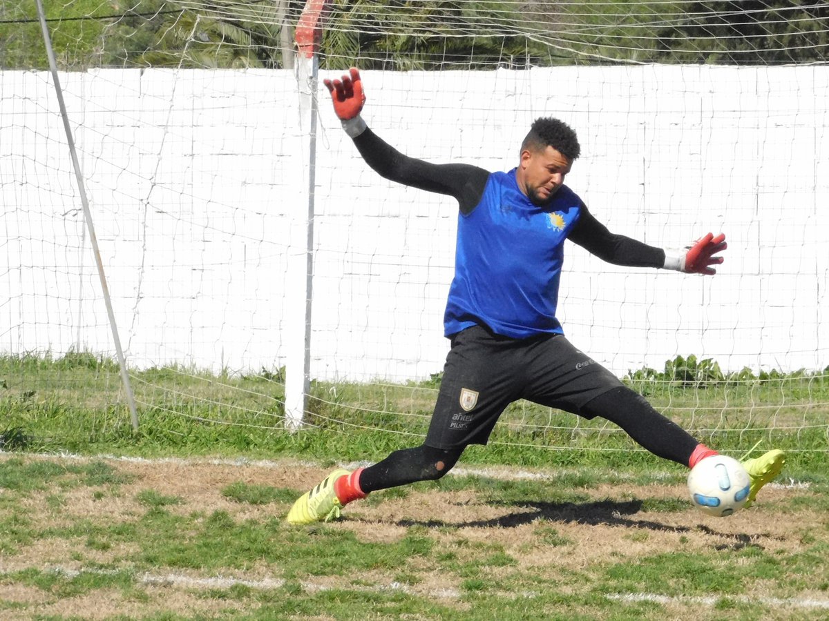 ClubKeguay's tweet photo. Imágenes del #entrenamiento de #goleros realizado el martes en el siguiente álbum: https://t.co/2u8BgwauV7 https://t.co/myb1y3Iyrk