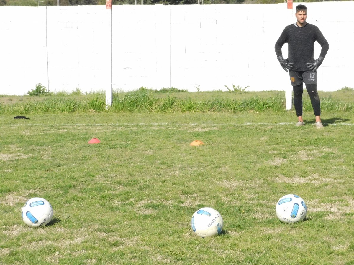 ClubKeguay's tweet photo. Imágenes del #entrenamiento de #goleros realizado el martes en el siguiente álbum: https://t.co/2u8BgwauV7 https://t.co/myb1y3Iyrk
