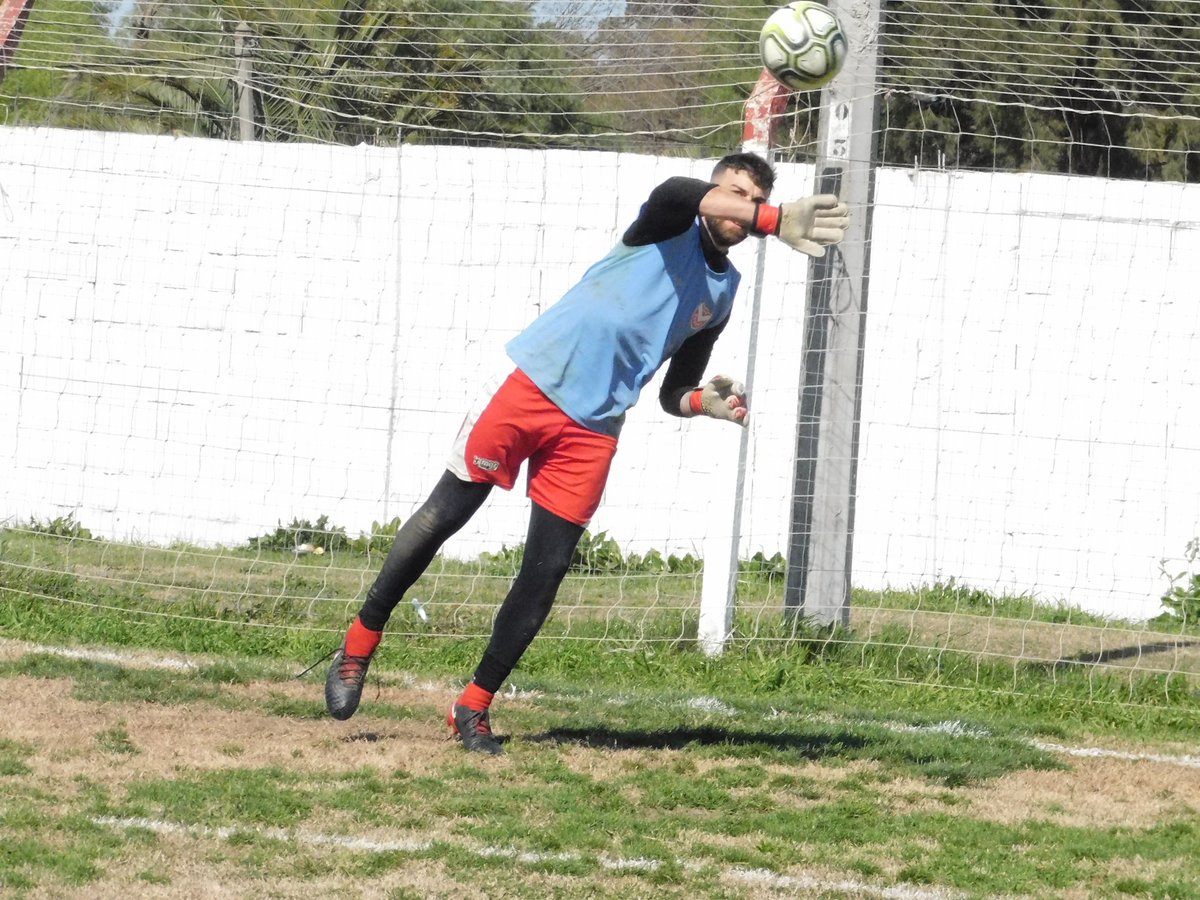 ClubKeguay's tweet photo. Imágenes del #entrenamiento de #goleros realizado el martes en el siguiente álbum: https://t.co/2u8BgwauV7 https://t.co/myb1y3Iyrk