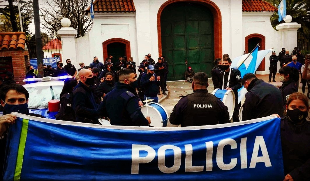 laFUA's tweet photo. Repudiamos el método con el que parte de la Policía Bonaerense está llevando adelante sus reclamos salariales. Los conflictos deben ser dirimidos por las vías institucionales. https://t.co/kFWqKo1va1