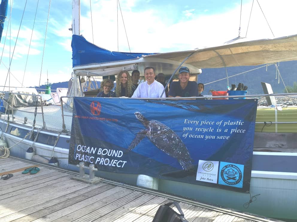 lespetitparis's tweet photo. @CircularEClub #johorbahru partners with @ReefCheck #malaysia and @seamonkeyproject to #upcycle #ocean bound #plastic @ #tiomanisland #circularsolution #islands #CommunityEngagement https://t.co/gWFkcaEcub