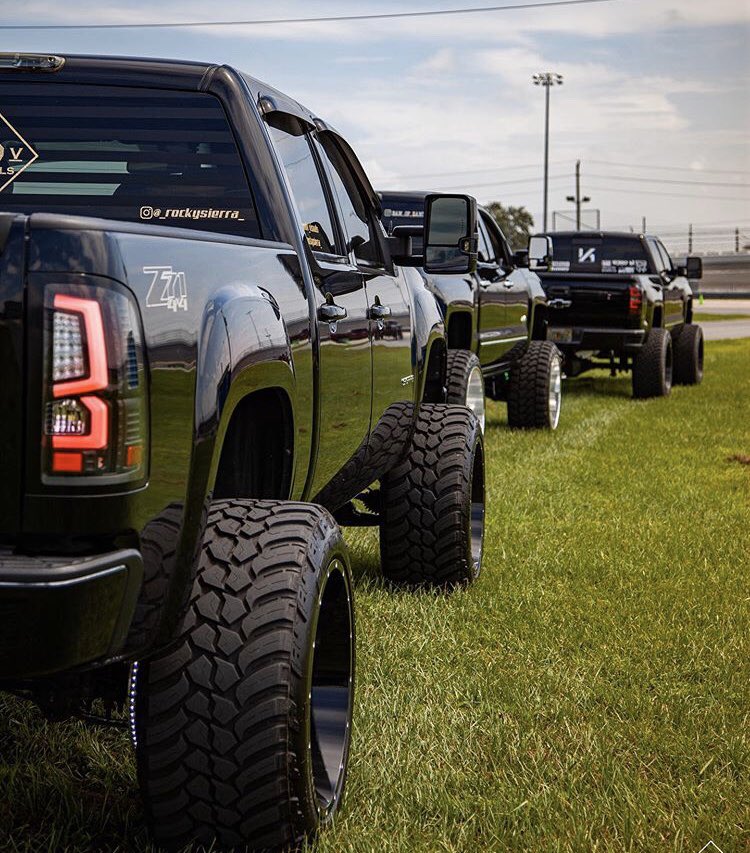 _LiftedTrucks_'s tweet photo. Squad https://t.co/pytEnRdREv