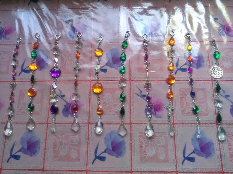 Binnieikigai's tweet photo. Mutuals y no mutuals ¿me podrían ayudar con un rt?🥺 Empecé un emprendimiento hace unos meses donde hago atrapasoles/suncatchers, (artesanía con caireles). Y me encantaría que llegue a mas personas. Les muestro fotitos de lo que hago e info abajo👇+ https://t.co/rLyUnDFobg