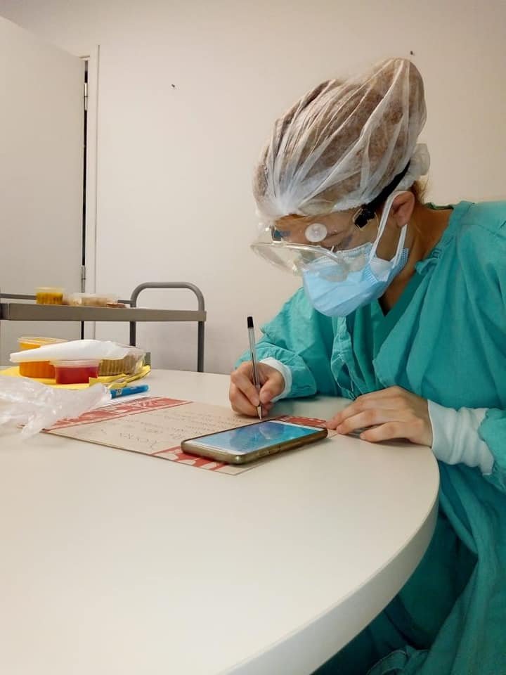 andymoline's tweet photo. Esto no vende, no es rentable como noticia, pero yo lo voy a hacer visible y les pido a todos los MDQ y a los que quieran que lo compartan: una mucama del Houssay cuando les alcanza la merienda a los pacientes aislados les escribe en el mantelito, llena el alma😍 Buenas tardes! https://t.co/gygrxwHC9n