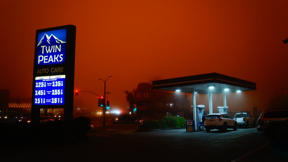 WermholePhoto's tweet photo. Smoke Today, SF CA, 2:30 PM
https://t.co/wmsgbzuPek 

#forestfires #wildfires #sanfrancisco #california #apocolypse #bayareafires #orangesky https://t.co/TaQgK4d98a