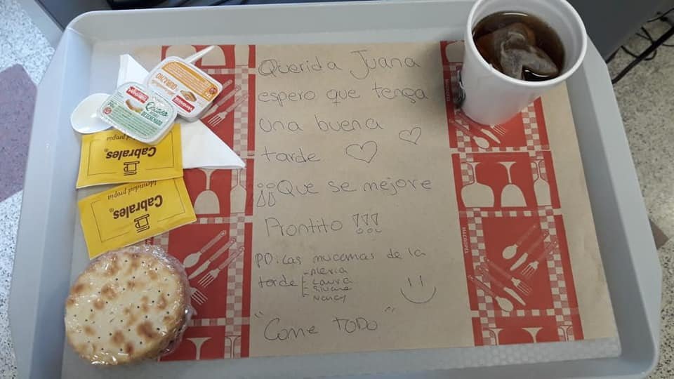 andymoline's tweet photo. Esto no vende, no es rentable como noticia, pero yo lo voy a hacer visible y les pido a todos los MDQ y a los que quieran que lo compartan: una mucama del Houssay cuando les alcanza la merienda a los pacientes aislados les escribe en el mantelito, llena el alma😍 Buenas tardes! https://t.co/gygrxwHC9n