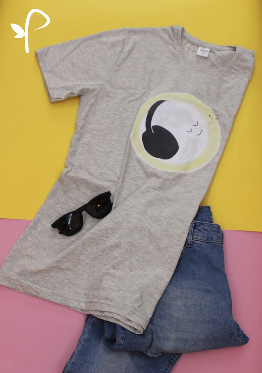 pearstore11's tweet photo. Moon T-shirt : 120 LE
#we_here #Just_say_pear https://t.co/eMrmn8aIh9