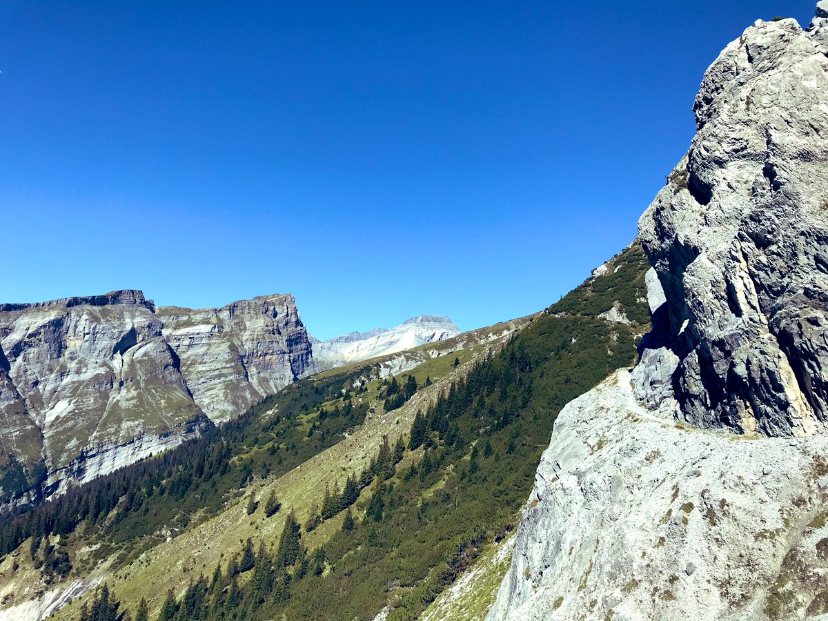 TrueFlameOK's tweet photo. Back in the 🇨🇭 mountains ! After a quite exhausting 4 hrs climb to the glacier mills ( 2100 m ) I was rewarded with this stunning view and a refreshing bath 🥶
#Flims #Fidaz #Bargis #AlpMora
#Gletschermühlen #Trin
#Graubünden #Switzerland
#MyYearOfHiking #YSTYK 💪 https://t.co/sbGOTwsReZ