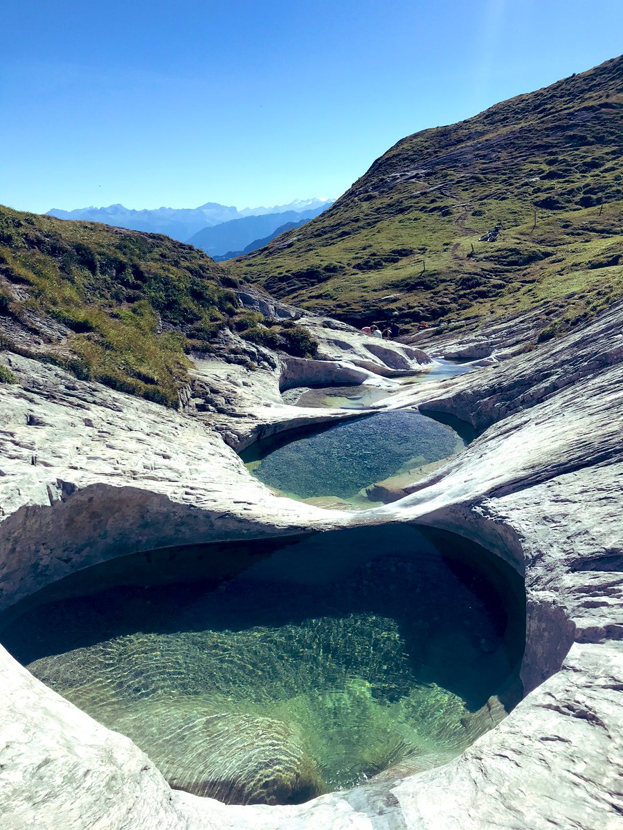 TrueFlameOK's tweet photo. Back in the 🇨🇭 mountains ! After a quite exhausting 4 hrs climb to the glacier mills ( 2100 m ) I was rewarded with this stunning view and a refreshing bath 🥶
#Flims #Fidaz #Bargis #AlpMora
#Gletschermühlen #Trin
#Graubünden #Switzerland
#MyYearOfHiking #YSTYK 💪 https://t.co/sbGOTwsReZ