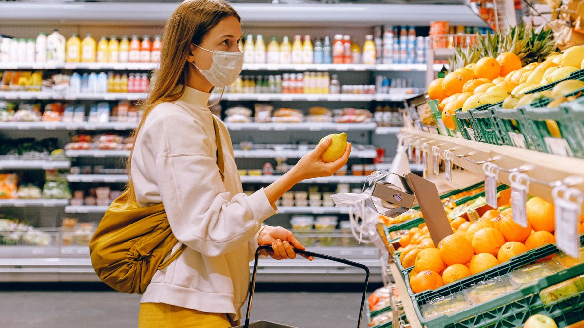 Hospital_FJD's tweet photo. ¿Cómo debemos cuidar la #piel por el uso de la #mascarilla? Responden nuestras alergólogas, las Dras. @MarFdezNieto y @LuArochena, en @eldiarioes https://t.co/5H3JWzDCEO https://t.co/C3RkdAkXpo