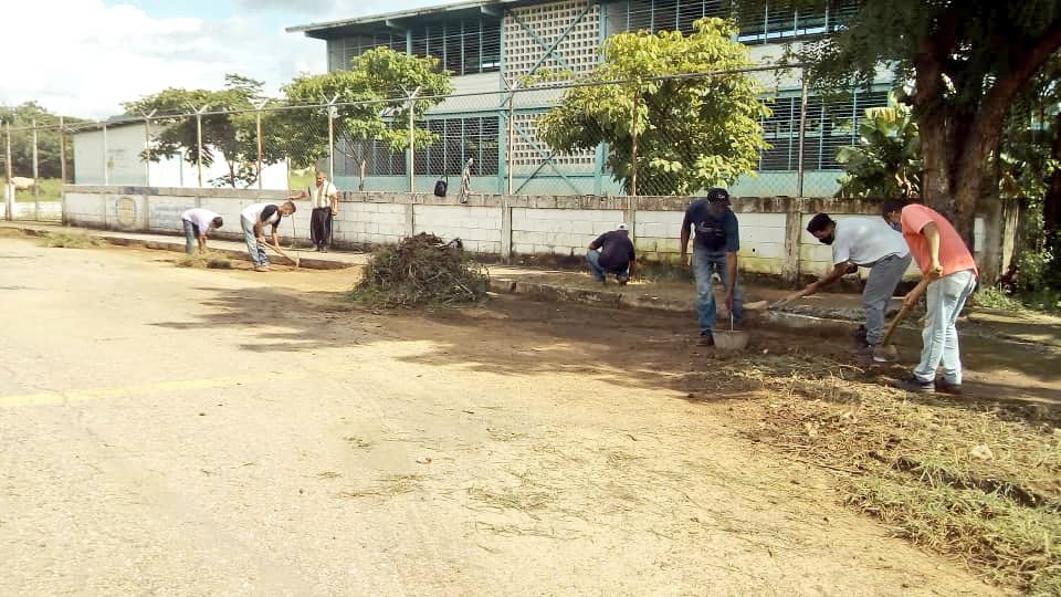 FelixR_JPSUV's tweet photo. Felicito a todo el personal docente, obrero y administrativo de nuestras instituciones educativas; que están realizando un gran trabajo de limpieza y mantenimiento en cada una de las casas de estudio, con esfuerzo y dedicación, esperando recibir el nuevo año escolar. https://t.co/SHXWS4RI6y