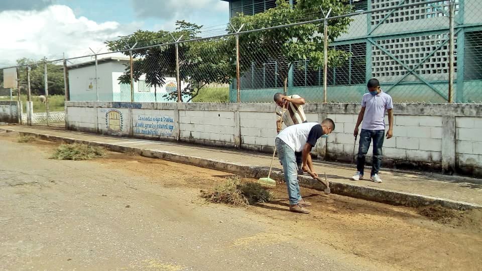 FelixR_JPSUV's tweet photo. Felicito a todo el personal docente, obrero y administrativo de nuestras instituciones educativas; que están realizando un gran trabajo de limpieza y mantenimiento en cada una de las casas de estudio, con esfuerzo y dedicación, esperando recibir el nuevo año escolar. https://t.co/SHXWS4RI6y