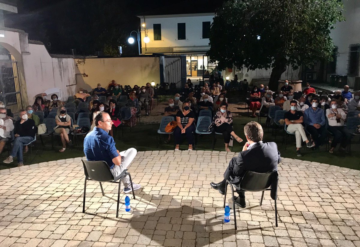 beninisindaco's tweet photo. Avvertire in sé la mancanza delle stelle: è questa l'etimologia della parola "desiderio", di cui abbiamo parlato questa sera, in un incontro straordinario, con Massimiliano Valerii, direttore del #Censis.
#andreabenini #follonica #chiudiamolapartita #ballottaggio https://t.co/AFN965RrC5