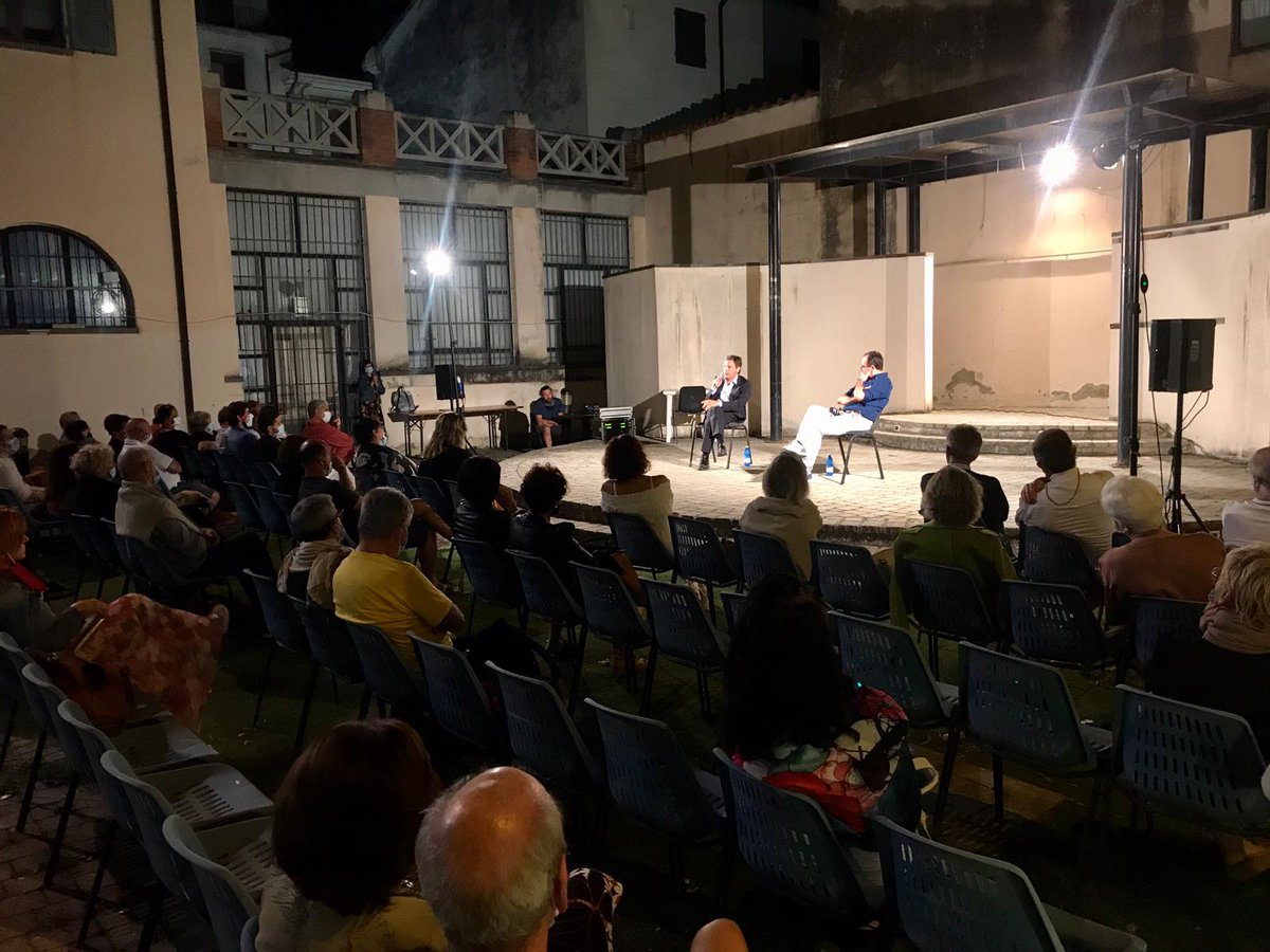beninisindaco's tweet photo. Avvertire in sé la mancanza delle stelle: è questa l'etimologia della parola "desiderio", di cui abbiamo parlato questa sera, in un incontro straordinario, con Massimiliano Valerii, direttore del #Censis.
#andreabenini #follonica #chiudiamolapartita #ballottaggio https://t.co/AFN965RrC5