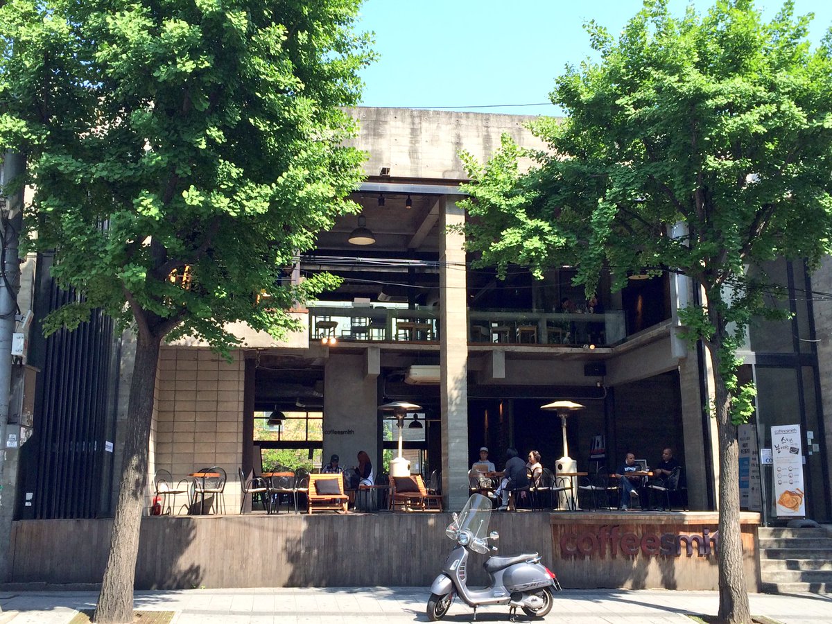 yuki7979seoul's tweet photo. 韓国のカフェの魅力は開放感とパーソナルスペースの広さだと思うのだが、日本だと耐震基準等々でそもそも実現不可能なものが
多々ある。 https://t.co/9wqNObXwCO