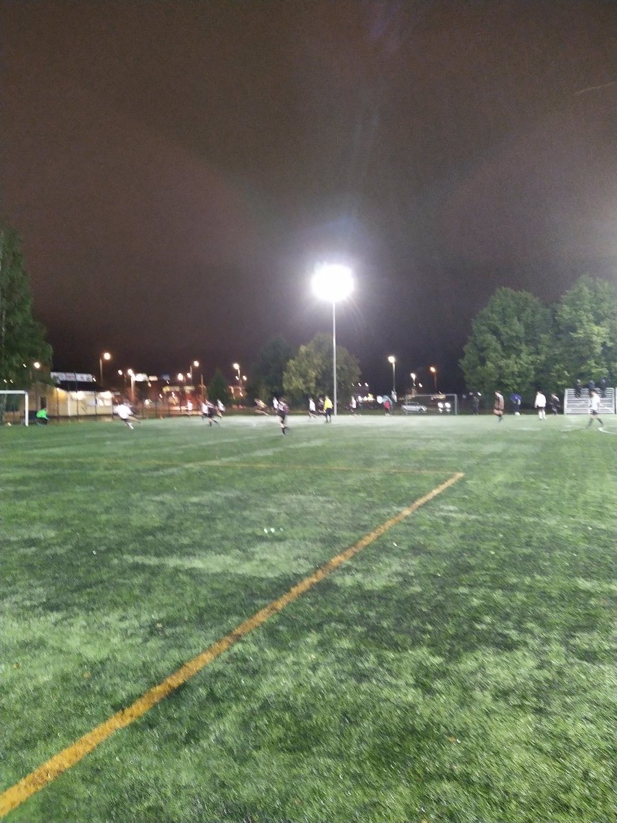 Pimeässä illassa <a href="/FCKirkkonummiB/">FC Kirkkonummi B</a> vs FC Espoo2 1-1 (0-1). Erinomainen asenne meidän avuksi tulleilta 06 ja 05 syntyneiltä pelaajilta. Flunssa ja koronatestit jättivät huiliin kolmasosan joukkueestamme.
