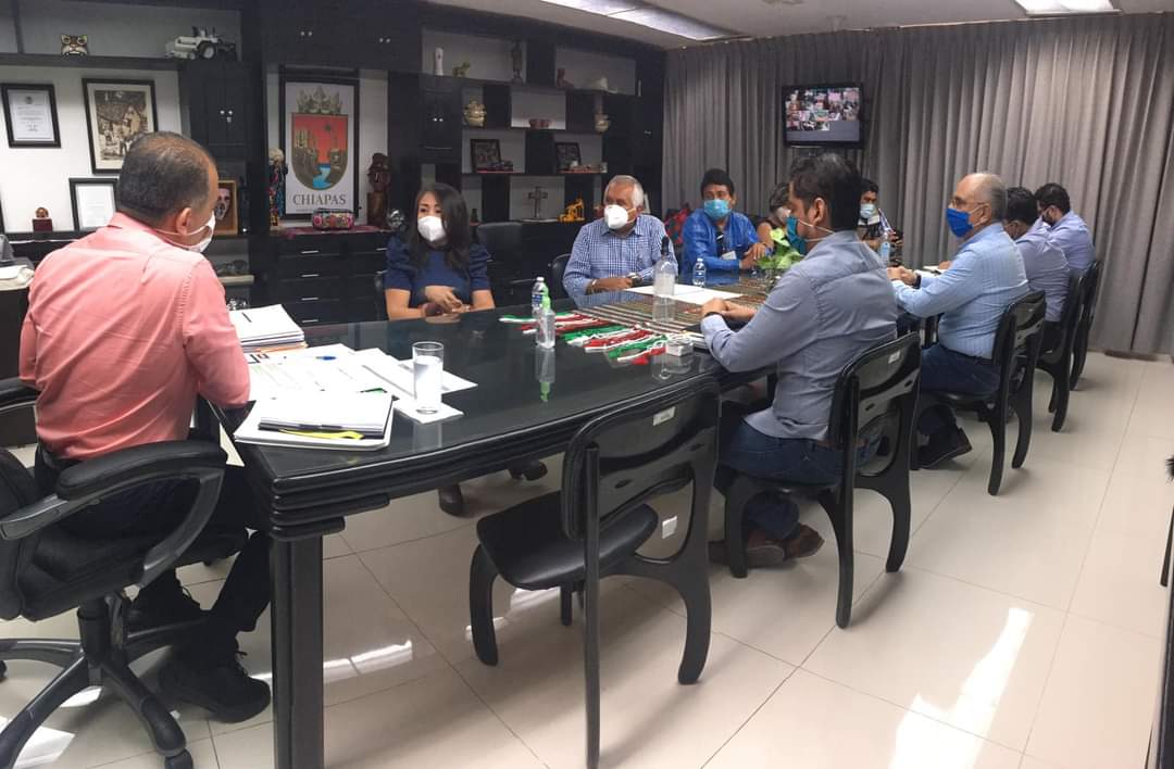 ChiapasCmic's tweet photo. Afiliados a #CmicChiapas, encabezados por nuestro Presidente, Francisco Gutiérrez Grajales, sostuvimos reunión de trabajo con el Dir. Gral. del #Inifech, Enoc Gordillo Argüello, para analizar los avances del Programa para la Potenciación de los Recursos de Aportación del FAM. https://t.co/3XE4n9tDCf