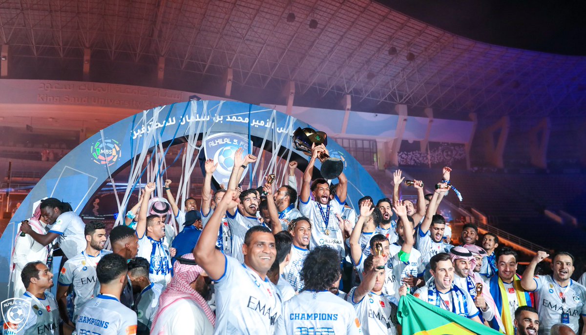 Alhilal_FC's tweet photo. 🎼 اطررررررب جماهيرك 🤩💙

#زعيم_الدوري 
#البطل_الطبيعي 🏆
#كبير_آسيا https://t.co/IlOmVtxbqm
