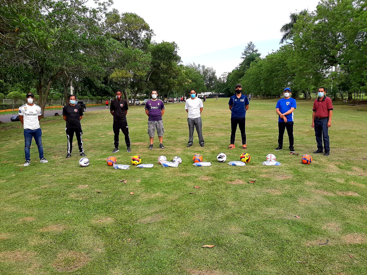 URUQUIQUE's tweet photo. Entrega oficial de 10 balones y 6 espinilleras y 1 malla para los clubes de la provincia Monseñor Nouel  #Escolinha #RealBonao #Jaguares #Hortensia #Prosperidad #LosArroces #Maimon #Estrellitas gracias @fedofutbol https://t.co/6KBX4wZWzn
