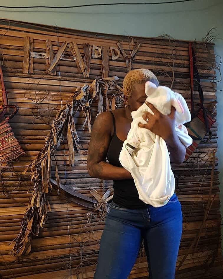 MBlog237's tweet photo. The bond between mom♥️ and child
@askia 2 weeks after delivery.

#237vibes #mbanweiblog #MBLOG https://t.co/YjaPA2ffG3
