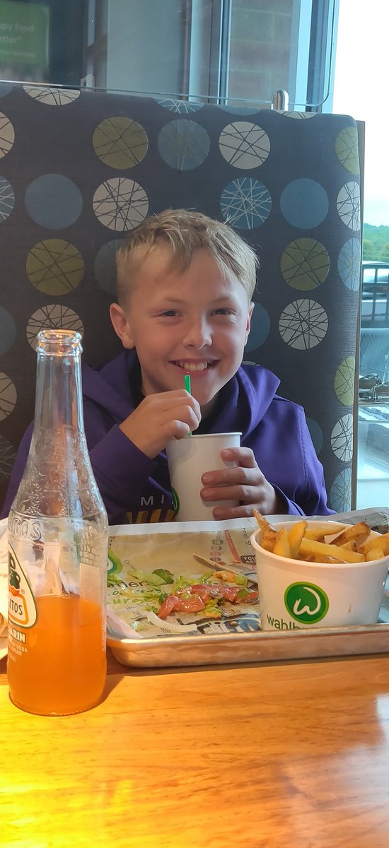 love0501's tweet photo. This kid turned 13 and for his birthday day he wanted Wahlburgers 💚💚💚💚 We love our Wahlburgers in Rochester MN Hy-Vee #wahlburgers @DonnieWahlberg @markwahlberg https://t.co/03YDgUQPfF