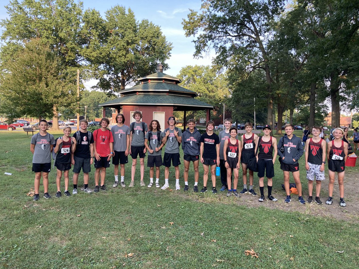 AndyBrendel1's tweet photo. Race #2 in the books at Granite City! We had a bunch of great performances in all 3 races tonight. Sydney Hartoin won the varsity girls race in 19:44! Drake Bleier 2nd overall in the boys race in 16:27. Boys team took the team win, while our ladies finished 2nd. #Triadproud https://t.co/7nn1OgBkOx
