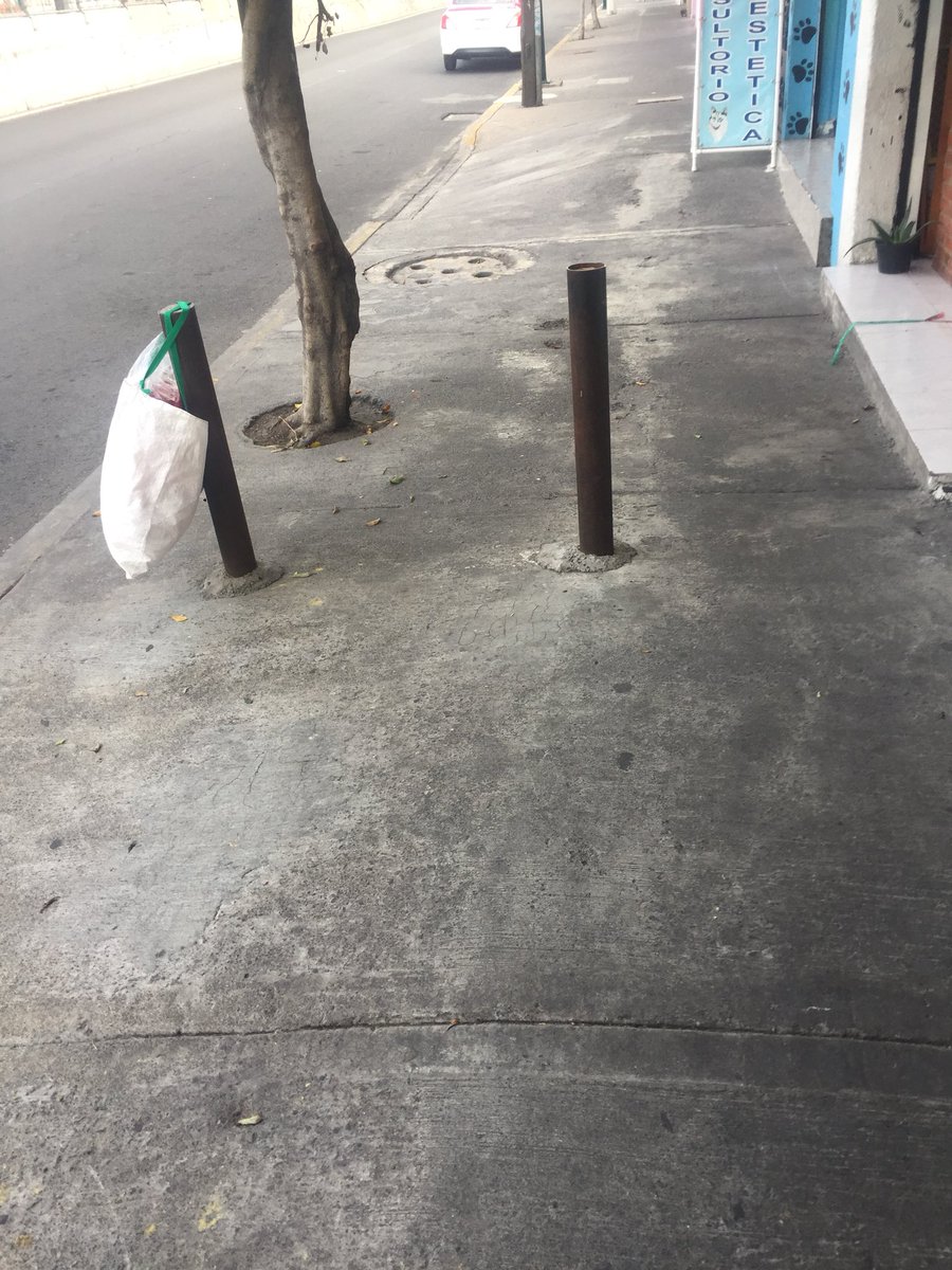 _luis16's tweet photo. @Alc_Iztapalapa @ClaraBrugadaM @AlcIZTeAtiende @SSC_CDMX @OVIALCDMX en espera de que hagan algo ya que es un poco peligroso que estén a media calle estos postes que se en cuentan en av Tláhuac Los Reyes Culhuacán https://t.co/kknHkuLqKO