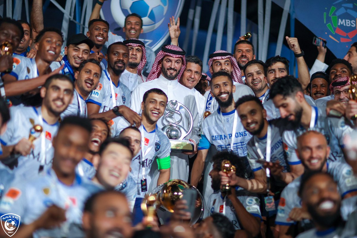 Alhilal_FC's tweet photo. 🏆 كم من كؤوسٍ نادرة.. كف الهلالي شالها 🤩💙

#كبير_آسيا
#زعيم_الدوري https://t.co/OCej5UH6R3