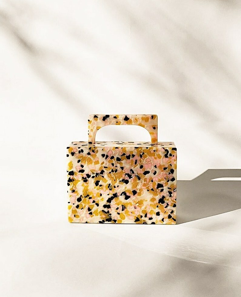 UE_Handbags's tweet image. One of our favorite #trending box bags. The Scarlett - Now available online in two marble color ways ✨ 
 
Photo @mulberryandgrand 💕 
 
#trending #boxbag #eveningbags #urbanexpressions #chicbags #chic #clutch #trends instagr.am/p/CE7vmy5hMG1/