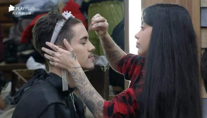 jennyprioli's tweet image. ele assediaria mil mulheres por ela 😍 

e ela traficaria mil menores de idade por ele 😍😍