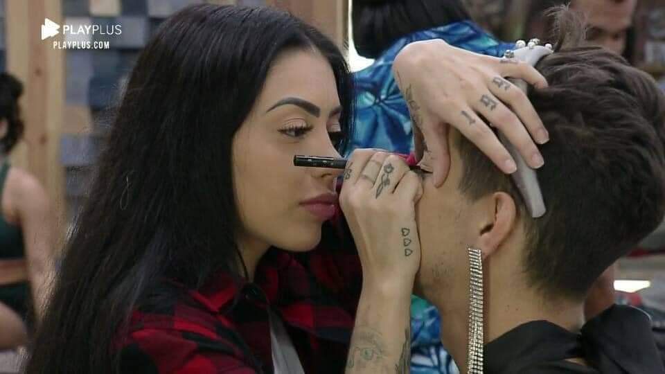 jennyprioli's tweet image. ele assediaria mil mulheres por ela 😍 

e ela traficaria mil menores de idade por ele 😍😍