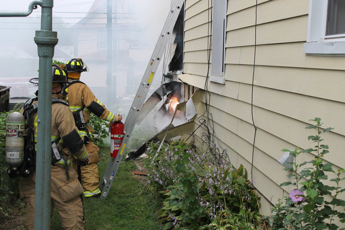 CliftonHtsFire's tweet photo. #CHFC responded to a house fire on 300 block of S Springfield Rd. Thank you to the assisting companies: Collingdale, Lansdowne, Springfield, Garretford Drexel Hill, Upper Darby Primos, and MICU 75. 

#CliftonHeights #Delco #ChangeYourLife #SaveALife https://t.co/WiKnnQGYQQ