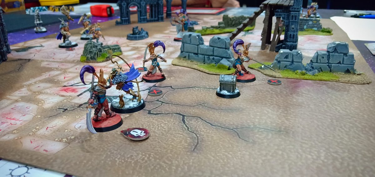 Habemus_Ludum's tweet photo. Y tras jugar las convergencias de los Iron Golems y los Untamed Beast, una emocionante partida a cuatro bandas.
#ageofsigmar #warcry #stormcasteternals #irongolem #untamedbeast #cypherlords #gamesworkshop #warhammer https://t.co/CTkbyajqW2