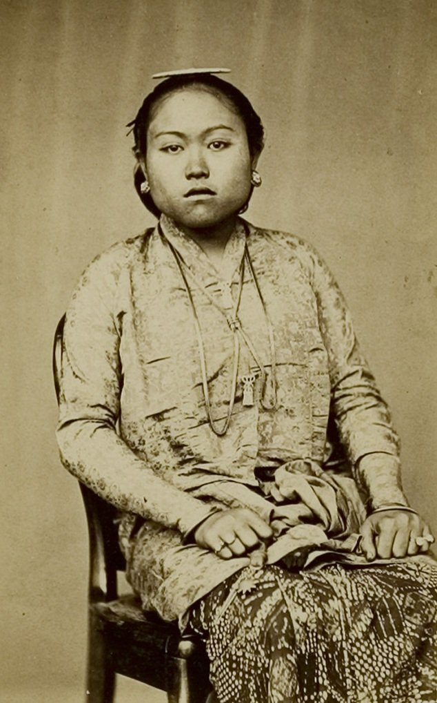 potolawas's tweet photo. Een prinses uit Solo, ca. 1900.
โข
๐ธ: KITLV Leiden
โข
#potolawas #potolawassolo #solo #putrisolo #kratonsolo https://t.co/nN59FImjWa