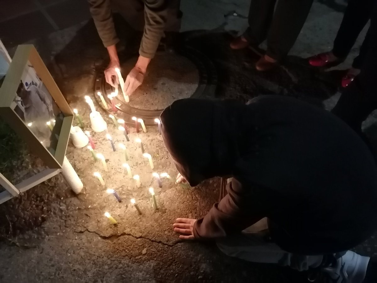 Mijaliocha's tweet photo. 11 años, dígame señor @IvanDuque si es justo, que tenga que despedir a su papá con una vela, porque la @PoliciaColombia decidió asesinarlo https://t.co/r16BHueIwb