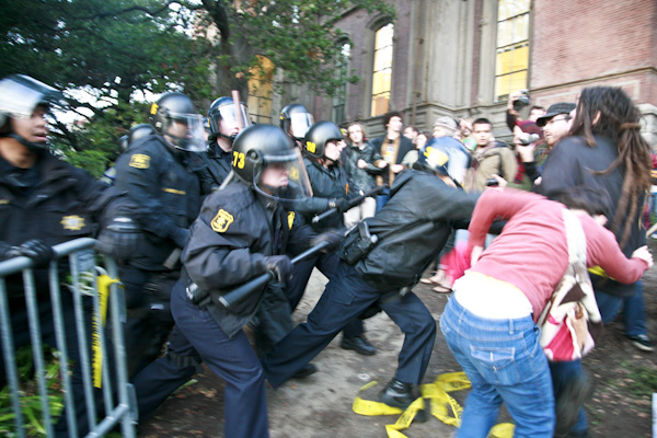 One entanglement btwn university & other police is the “mutual aid” that brings nearby forces to campus & vice versa; here are city riot cops getting their violence on against peaceful protestors ( @reclaimuc will recall this one) When we say  #copsoffcampus we mean all cops