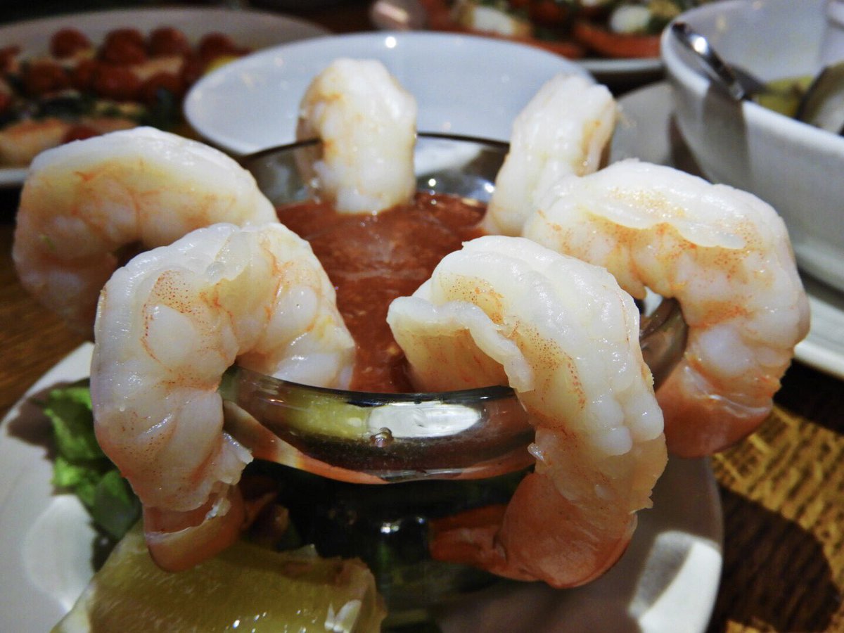 チナ温泉リゾート チナ温泉のレストランお食事紹介 今日は前菜 です アサリのワイン蒸し 海老のカクテル カプレーゼ エビとバジル炒め 美味です メニューの英語はちょっと違うのでお問い合わせください アラスカ チナ温泉リゾート レストラン