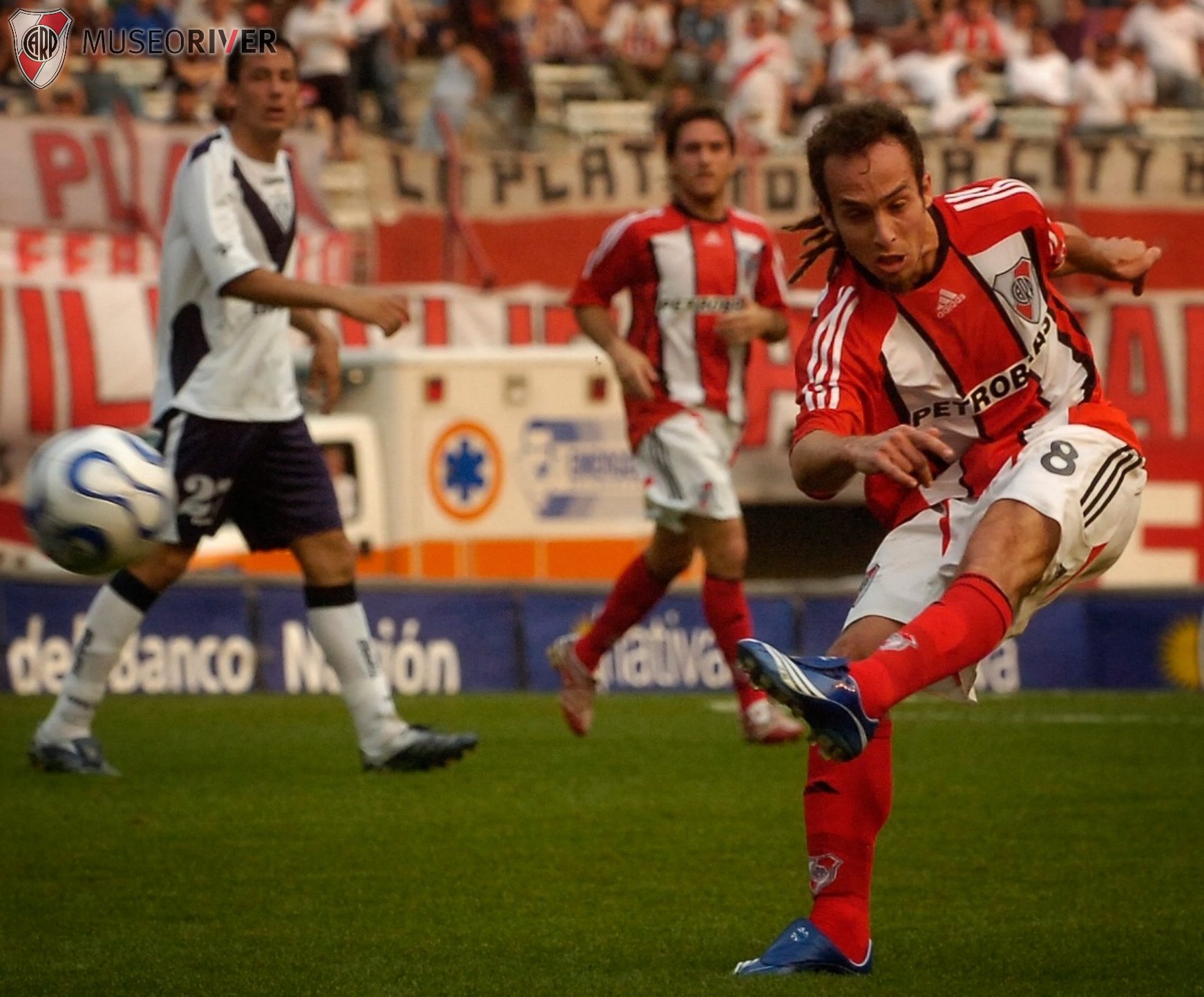 Museo River on Twitter: "🔙🗓 #UnDíaComoHoy, en 2007, @RiverPlate goleaba 5-0 a Vélez y Fernando Belluschi presentaba su obra cumbre en el Monumental. #GolesInolvidables ⚽️ https://t.co/vsMLKyD4rO" / Twitter