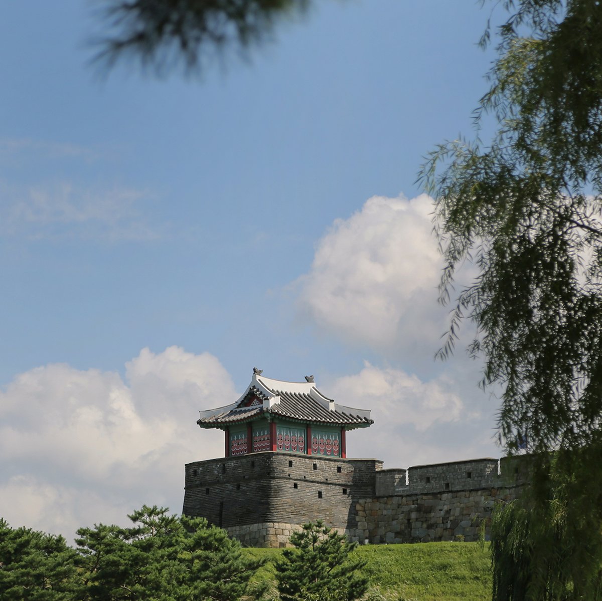 #수원화성 동북포루는 방화수류정과 동장대 사이 치성 위에 군사들이 머물 수 있도록 지은 시설입니다. 수원화성에는 모두 5곳의 포루가 있는데, 지붕의 모습이 조선 시대 선비들이 쓰던 각건이란 모자와 비슷해 보여서 '각건대'라는 별칭을 갖고 있습니다. blog.swcf.or.kr/222084738540