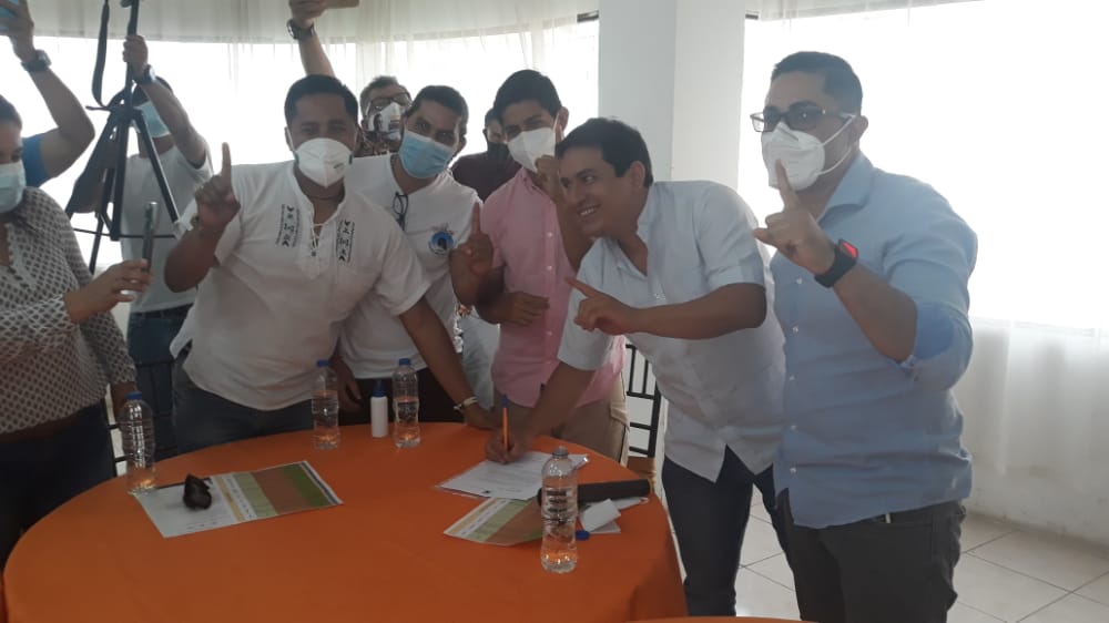 FesadeLoja's tweet photo. Frente Nacional @FESADECUADOR firman compromisos y propuestas con nuestro futuro presidente Eco. Andrés Arauz @ecuarauz para unirse a la esperanza de recuperar la Patria, por la Equidad y la Dignidad de la Salud del Ecuador.
@UNESECUADOR https://t.co/JJLXdndSvq